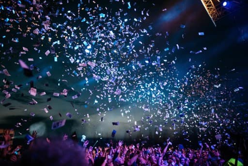 Confettiregen boven een feestend publiek