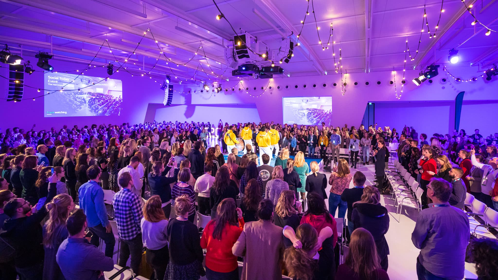 Volle congreszaal tijdens een zakelijk evenement