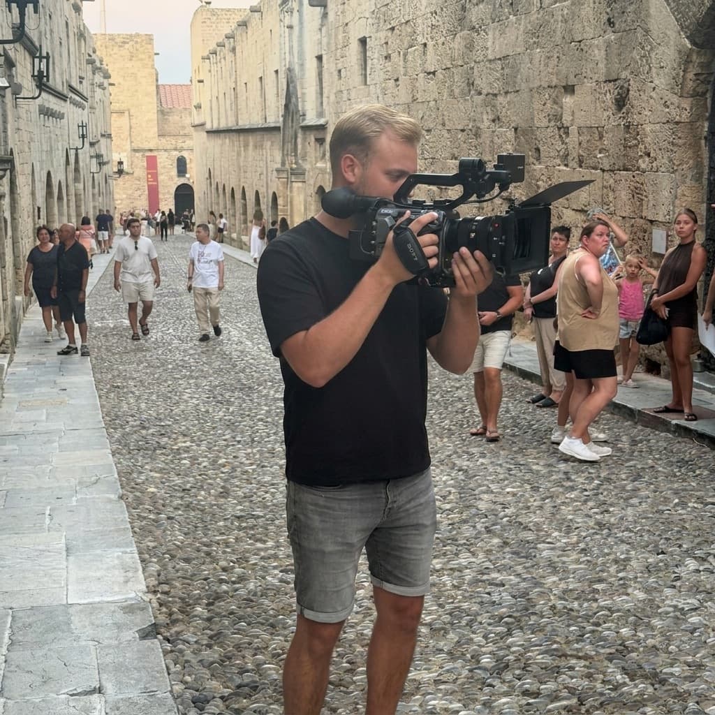 Videograaf van Mediaspot filmt on location in een historische straat